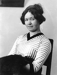 Marie_Under Marie_Under